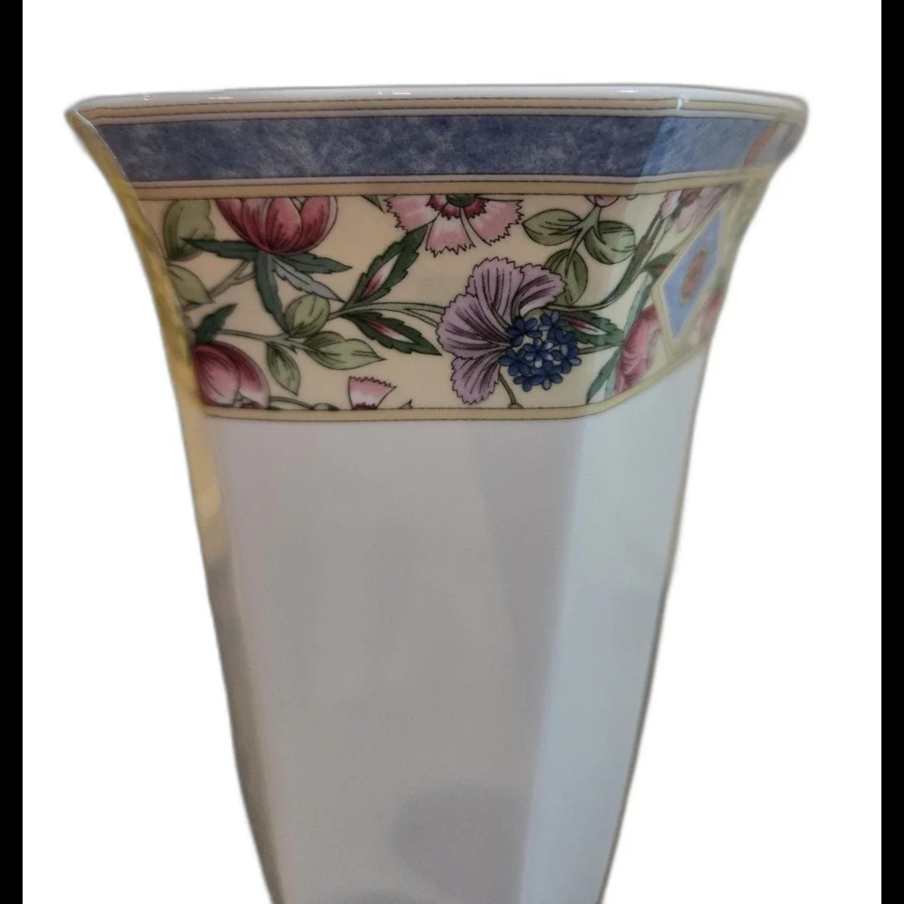 Wedgwood bone china flower vase, Sarah design, made in England‎